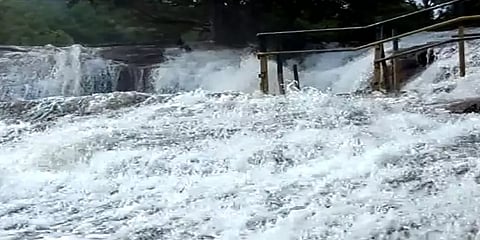 கும்பக்கரை அருவியில் வெள்ளப்பெருக்கு - சுற்றுலா பயணிகளுக்கு தடை