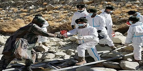 புத்தாண்டையொட்டி இனிப்புகளை பரிமாறிக்கொண்ட இந்திய - சீன வீரர்கள்