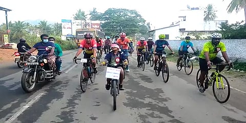 கண்களை கட்டிக் கொண்டு 20 கிலோ மீட்டர் தூரம் சைக்கிள் ஓட்டி 11 வயது சிறுவன் சாதனை