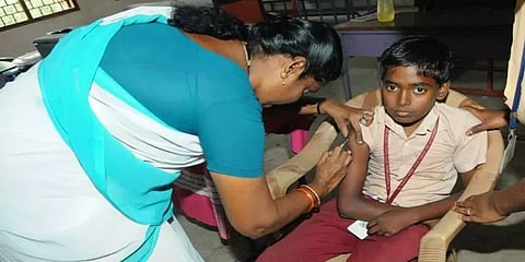 15 முதல் 18 வயதுடையோர் தடுப்பூசி செலுத்திய பின் வீட்டில் ஓய்வெடுக்க அறிவுறுத்தல்