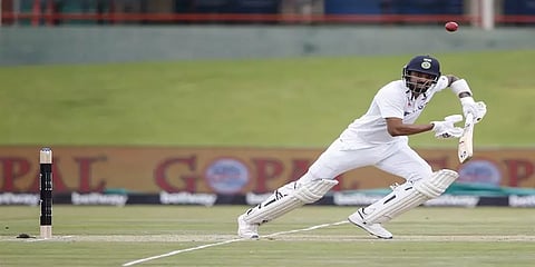 மளமளவென சரிந்த விக்கெட்டுகள்.. நிதானமாக ஆடி அரைசதம் அடித்த கே.எல்.ராகுல்