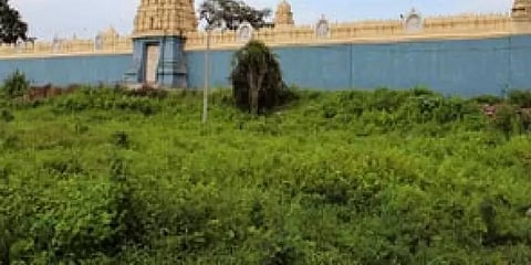 திருச்சி: காணாமல் போன ‘பெருமாள்’ பெயர் - கோயில் இடத்தை விற்றதாக குருக்கள் மீது புகார்