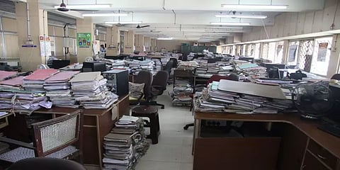 மத்திய அரசு அலுவலகங்கள் 50% ஊழியர்களுடன் இயங்கும் என அறிவிப்பு