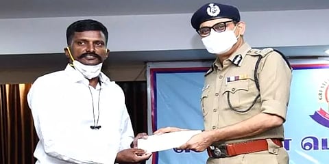 நெரிசலில் சிக்கிய ஆம்புலன்ஸ்களுக்கு வழி ஏற்படுத்திக் கொடுத்த வங்கி மேலாளருக்கு பாராட்டு