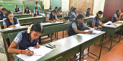 +2 பொதுத்தேர்வு: தமிழ் பயிற்று மொழி கொண்ட மாணவர்களுக்கு தேர்வு கட்டணத்திலிருந்து விலக்கு