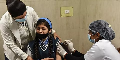 கொரோனா கால மாணவர் நலன் 17: சிறார் தடுப்பூசி... தொடரும் சர்ச்சைகளும், அரசுக்கான சவால்களும்!