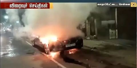 சென்னை: சாலையில் சென்றபோது தீப்பற்றி எரிந்த சொகுசு கார்