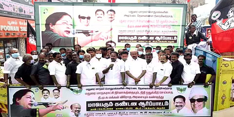 மதுரை: ஊரடங்கு உத்தரவை மீறி ஆர்ப்பாட்டத்தில் ஈடுபட்டதாக 800 அதிமுகவினர் மீது வழக்கு