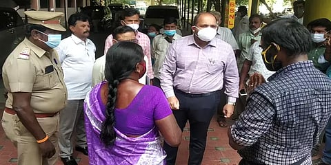 புகார் மீது நடவடிக்கை எடுக்கவில்லை:ஆட்சியர் முன்பு தீக்குளிக்க முயன்ற தம்பதி