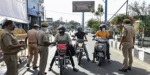 தமிழகத்தில் மீண்டும் கட்டுப்பாடுகள்: பெட்ரோல், டீசல் பங்குகள் இயங்க அனுமதி