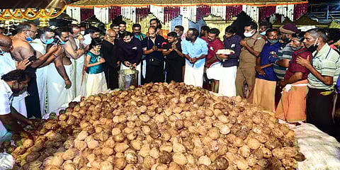 சபரிமலை: வேண்டுதல் நிறைவேறியதால் 18,001 தேங்காய்களில் நெய்யபிஷேகம் செய்த ஐயப்ப பக்தர்