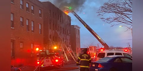 அமெரிக்கா: அடுக்குமாடி குடியிருப்பில் தீ விபத்து - 7 குழந்தைகள் உள்பட 13 பேர் உயிரிழப்பு