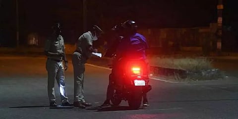 ”சென்னையில் இரவு நேர ஊரடங்கை பின்பற்றாத 547 வாகனங்கள் பறிமுதல்”- காவல்துறை தகவல்