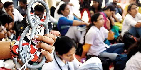 முதுநிலை மருத்துவ மேற்படிப்புக்கான 27% இடஒதுக்கீட்டுக்கு உச்சநீதிமன்றம் அனுமதி