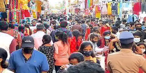 நாளை முழு முடக்கம்: பொருட்களை வாங்க தி.நகர் அங்காடிகளில் குவிந்த பொதுமக்கள்