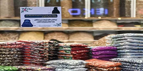 முஸ்லீம் பெண்கள் கண்டிப்பாக புர்கா அணிய வேண்டும் - சுவரொட்டிகளை ஒட்டிய தலிபான் அமைச்சகம்