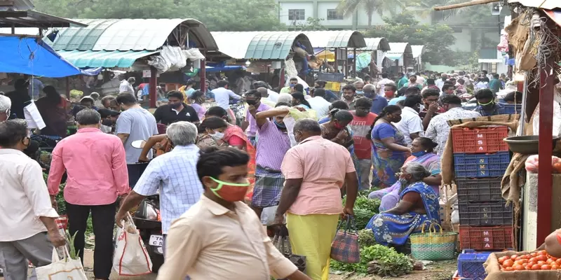 நேற்று மாலை பொருட்கள் வாங்க அலைமோதிய மக்கள் கூட்டம்