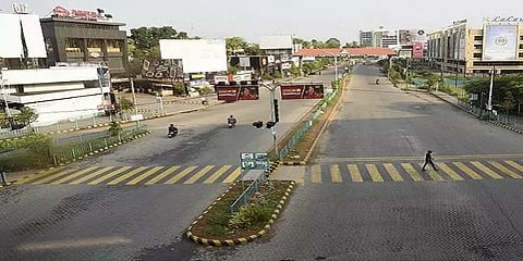 எழும்பூர் ரயில் நிலையத்தில் வீடுதிரும்ப முடியாமல் பயணிகள் அவதி