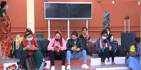 முழு ஊரடங்கு எதிரொலி: வாடகை வாகனங்களுக்காக காத்திருக்கும் ரயில் பயணிகள்