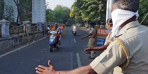 முழு ஊரடங்கு: தமிழக புதுச்சேரி எல்லையில் காவல்துறை கண்காணிப்பு தீவிரம்