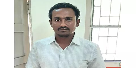 உடுமலை: பள்ளி மாணவிக்கு வாட்ஸ்-அப்பில் ஆபாச தகவல்களை அனுப்பியதாக தமிழ் ஆசிரியர் கைது