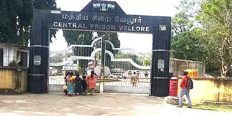 பரோலில் வந்துள்ள நளினி வேலூர் மத்திய சிறையில் உள்ள முருகனுடன் சந்திப்பு