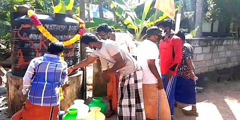 தக்கலை: பயனற்றுக் கிடக்கும் குடிநீர் தொட்டிக்கு மலர் வளையம் - கிராம மக்கள் நூதன போராட்டம்