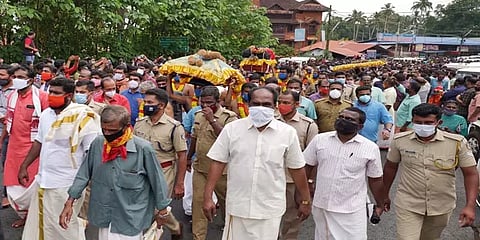 மகர விளக்கு பூஜை: சபரிமலை ஐயப்பனுக்கு சார்த்தும் திருவாபரண ஊர்வலம் நாளை புறப்பாடு