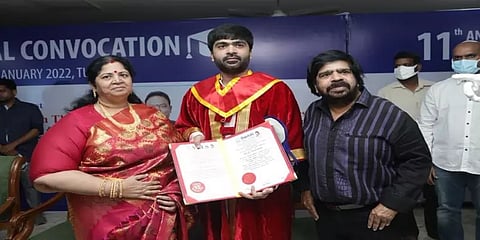 ‘கவுரவ டாக்டர்’ பட்டம் பெற்றார் நடிகர் சிலம்பரசன்: முத்தமிட்டு வாழ்த்திய டி.ராஜேந்தர்