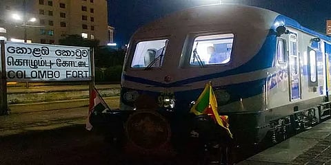 இந்தியாவின் உதவியுடன் இலங்கையில் சொகுசு ரயில் சேவை தொடக்கம்