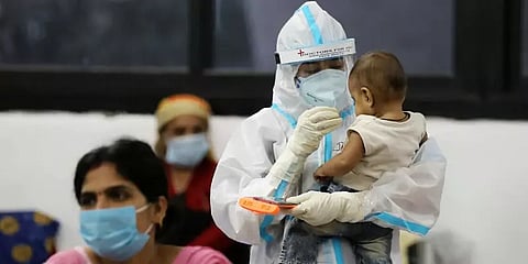 கொரோனா கால மாணவர் நலன் 18: அதிகரிக்கும் ஒமைக்ரான்... குழந்தைகளுக்கும் வேகமாக பரவுகிறதா?