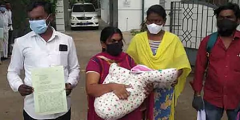 முன்னாள் அமைச்சர் பெயரை பயன்படுத்தி ரூ.4 லட்சம் மோசடி: கைக்குழந்தையுடன் புகாரளித்த பெண்