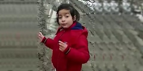 “மோசமான சாலை” - நிருபராக மாறி கையில் மைக் பிடித்த காஷ்மீர் சிறுமி: வைரல் வீடியோ