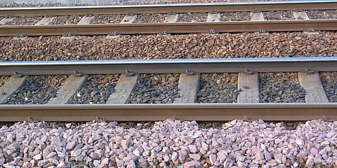 வேலூர்: தண்டவாளத்தில் தவறிவிழுந்த கைக்குழந்தை; போராடி காப்பாற்றிய தாய்