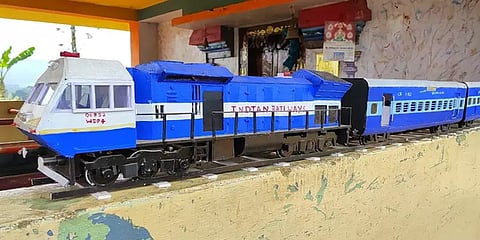 சிறிய ரயில், பஸ், லாரி போன்ற வாகனங்களை அச்சு அசலாக செய்து அசத்தும் கூடலூர் இளைஞர்