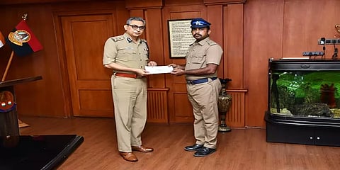 கொலை முயற்சியை தடுத்து, குற்றவாளிகளை துரத்திப் பிடித்த காவலர்கள்- பாராட்டிய சென்னை கமிஷனர்