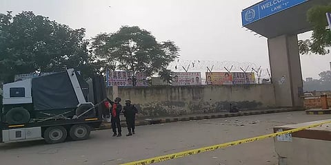 டெல்லி: காசிப்பூர் மலர்ச்சந்தையில் சக்திவாய்ந்த வெடிகுண்டுகள் கண்டெடுப்பு