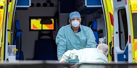 கொரோனா காற்றில் கலந்த 20 நிமிடங்களில் பரவும் தன்மையை இழக்கிறது - பிரிட்டன் ஆய்வாளர்கள்