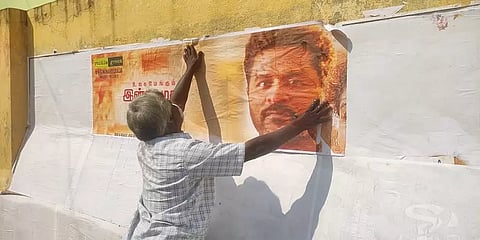 எளியோரின் வலிமை கதைகள்13: ’கடைசிவரை போஸ்டரும் பசையும்தான்’-சுவரொட்டிகளின் கண்ணீர் வாழ்க்கை