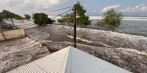 டோங்கா அருகே நடுக்கடலில் வெடித்த எரிமலை; ஊருக்குள் புகுந்த கடல்நீர் - சுனாமிக்கு வாய்ப்பு