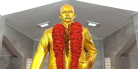 பென்னிகுவிக் 181-வது பிறந்தநாள்: அரசியல் கட்சியினர் மாலை அணிவித்து மரியாதை