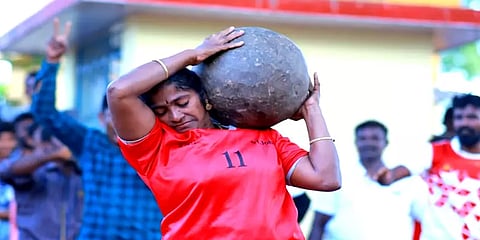 நெல்லை: ஆண்களுக்கு இணையாக இளவட்டக் கல்லை தூக்கி அசத்திய பெண்கள்