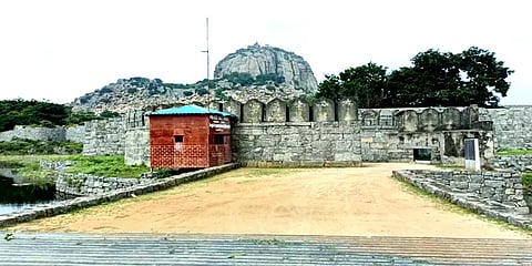 காணும் பொங்கல்: ஊரடங்கால் சுற்றுலா பயணிகள் வருகையின்றி வெறிச்சோடிய செஞ்சிக் கோட்டை