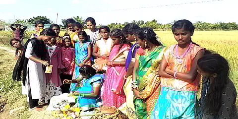 காணும் பொங்கல்: திருமணம் வேண்டி கன்னிப் பெண்கள் நடத்திய குப்பிவிடும் வழிபாடு