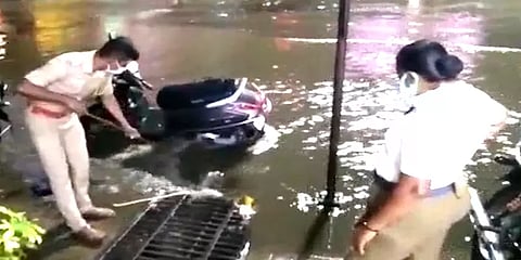 மழையால் ஏற்பட்ட சாக்கடை அடைப்பு: தயங்காமல் சரிசெய்த போலீசாருக்கு குவியும் பாராட்டு