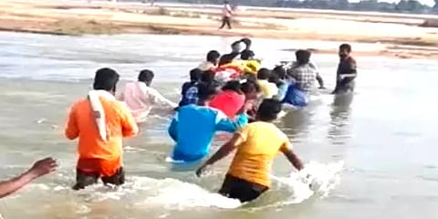 சுடுகாட்டுக்கு பாதை இல்லை: பாலாற்று தண்ணீரில் தத்தளித்தபடி உடலை சுமந்து செல்லும் அவலம்