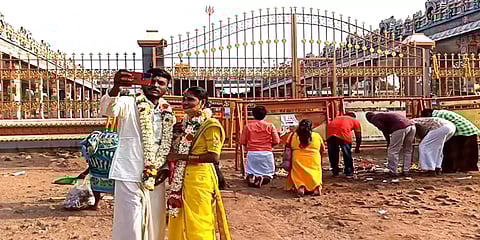 மூடப்பட்டிருந்த பண்ணாரி அம்மன் கோயில்: செல்ஃபி எடுத்துச் சென்ற புதுமணத் தம்பதி