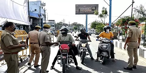 சென்னை: வழிகாட்டு நெறிமுறைகளை மீறியதாக 643 வழக்குகள்: 929 வாகனங்கள் பறிமுதல்