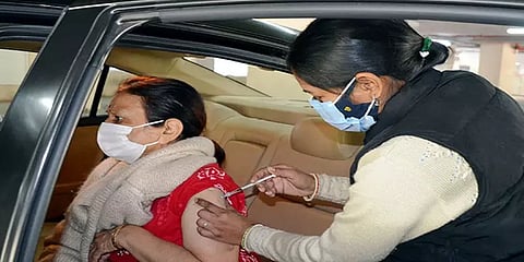 "யாருக்கும் கட்டாயப்படுத்தி தடுப்பூசி போடவில்லை" - மத்திய அரசு பிரமாணப் பத்திரம்