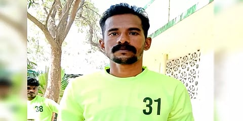 அலங்காநல்லூர் ஜல்லிக்கட்டு: காளையை அடக்க களமிறங்கிய போலீஸ் காவலர்